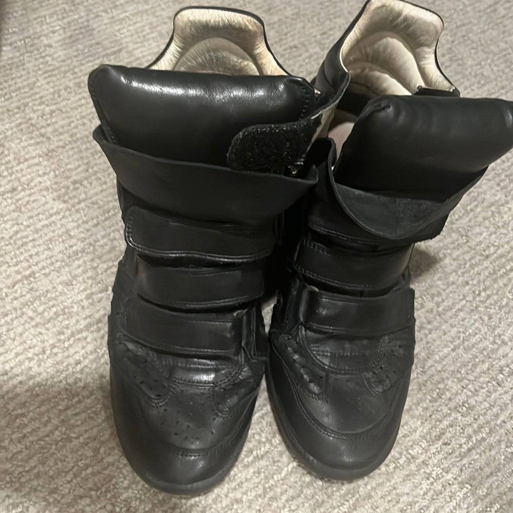 Woman sneakers size 9 they are in fair condition